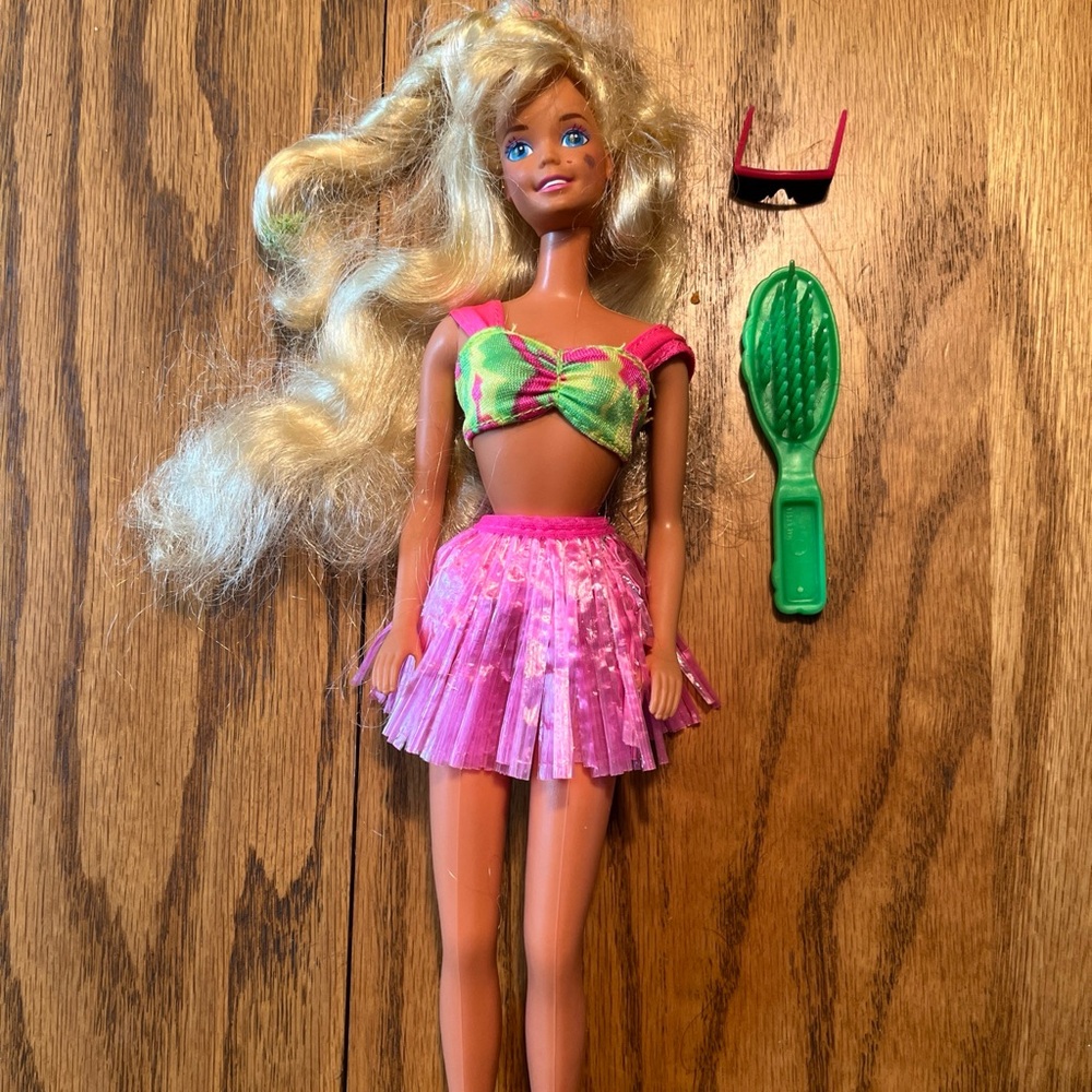 Vintage 1990s Hawaiian Fun Barbie!